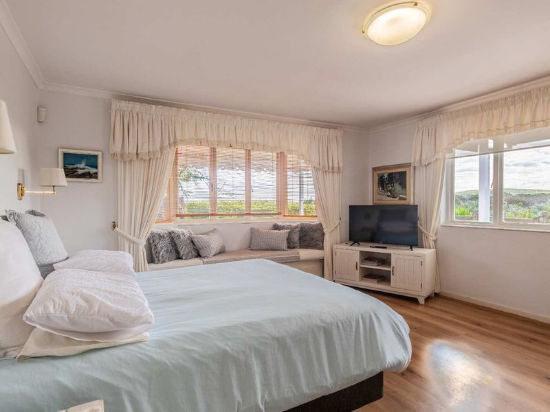 Elegant Estate Living just 400 Metres from the Beach - Photo 3