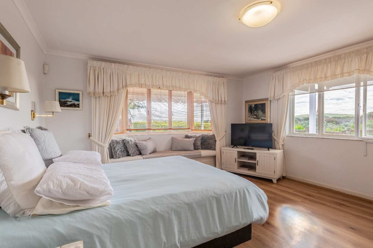 Elegant Estate Living just 400 Metres from the Beach - Photo 3
