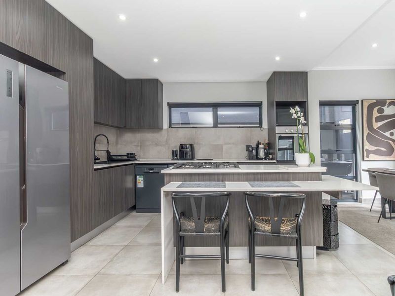 "Luxurious Modern Home with En-Suite Bedrooms and Balcony" - Photo 7