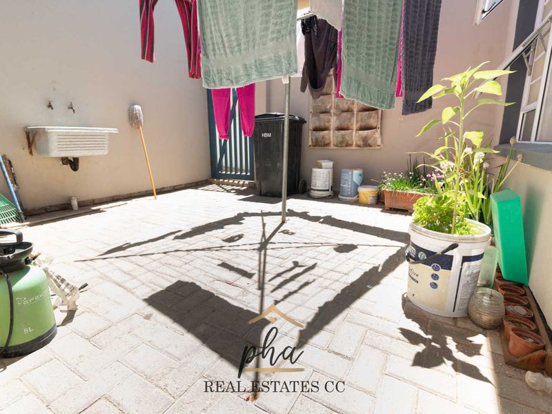 4 Bedroom House For Sale in Henties Bay, Extension 10 - Photo 6