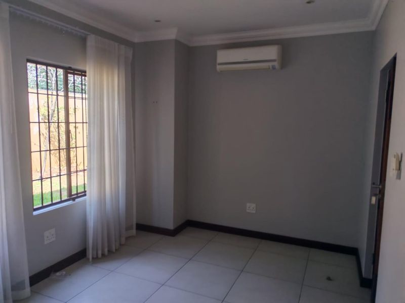 Stunning 5 Bedroom House - Photo 8