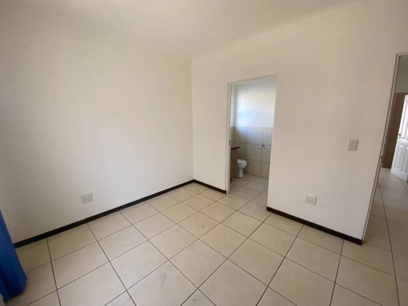 Modern first floor lock up and go unit - Photo 10