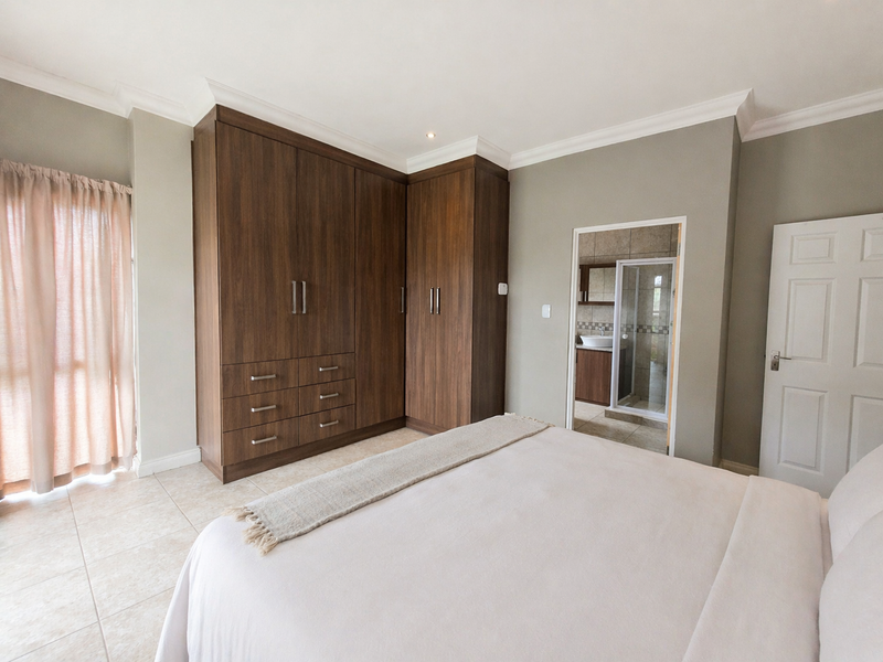 Modern 4-Bedroom Family Home in Prestigious Wild Olive Estate - Photo 10