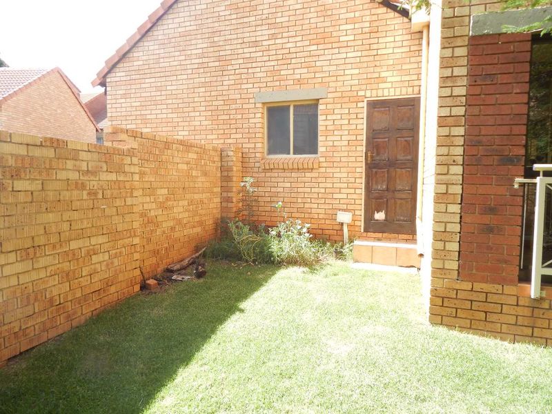 Lovely 2 Bedroom ground unit in Mooikloof Ridge - Photo 3