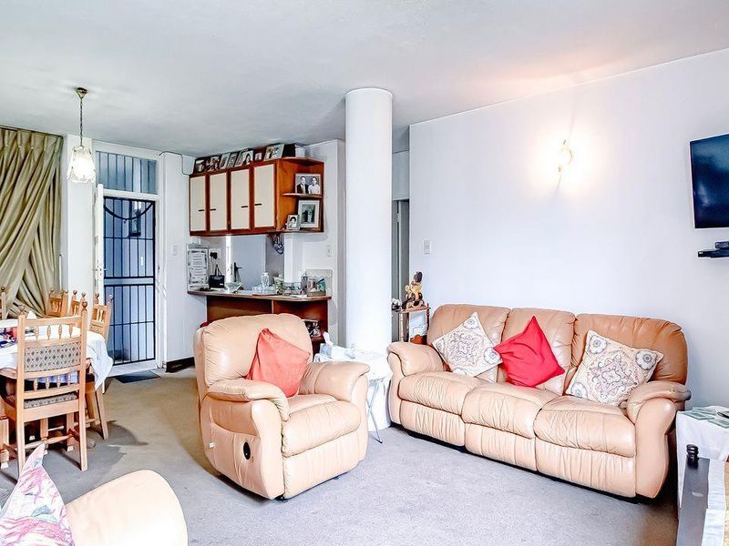 Spacious 3 bedroom ground floor flat - Photo 2