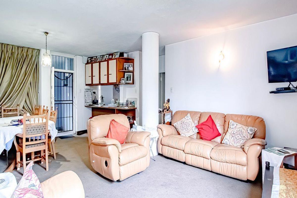 Spacious 3 bedroom ground floor flat - Photo 2
