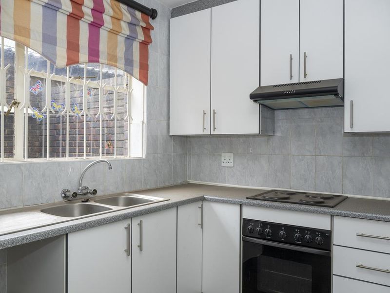 Double-Storey Unit with Spacious Living Areas - Photo 8