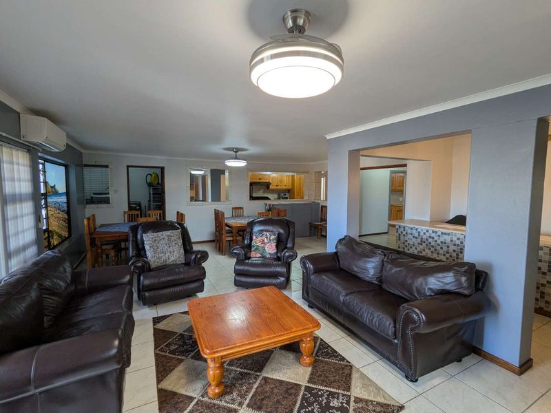 Large 5 Bedroom House for Sale in FraaiUitsig - Photo 8