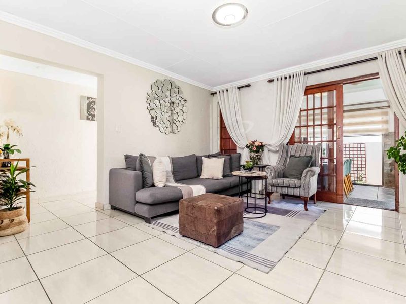 STUNNING LIGHT AND BRIGHT SIMPLEX - IN SOUGHT AFTER FLEETWOOD ESTATE - Photo 5