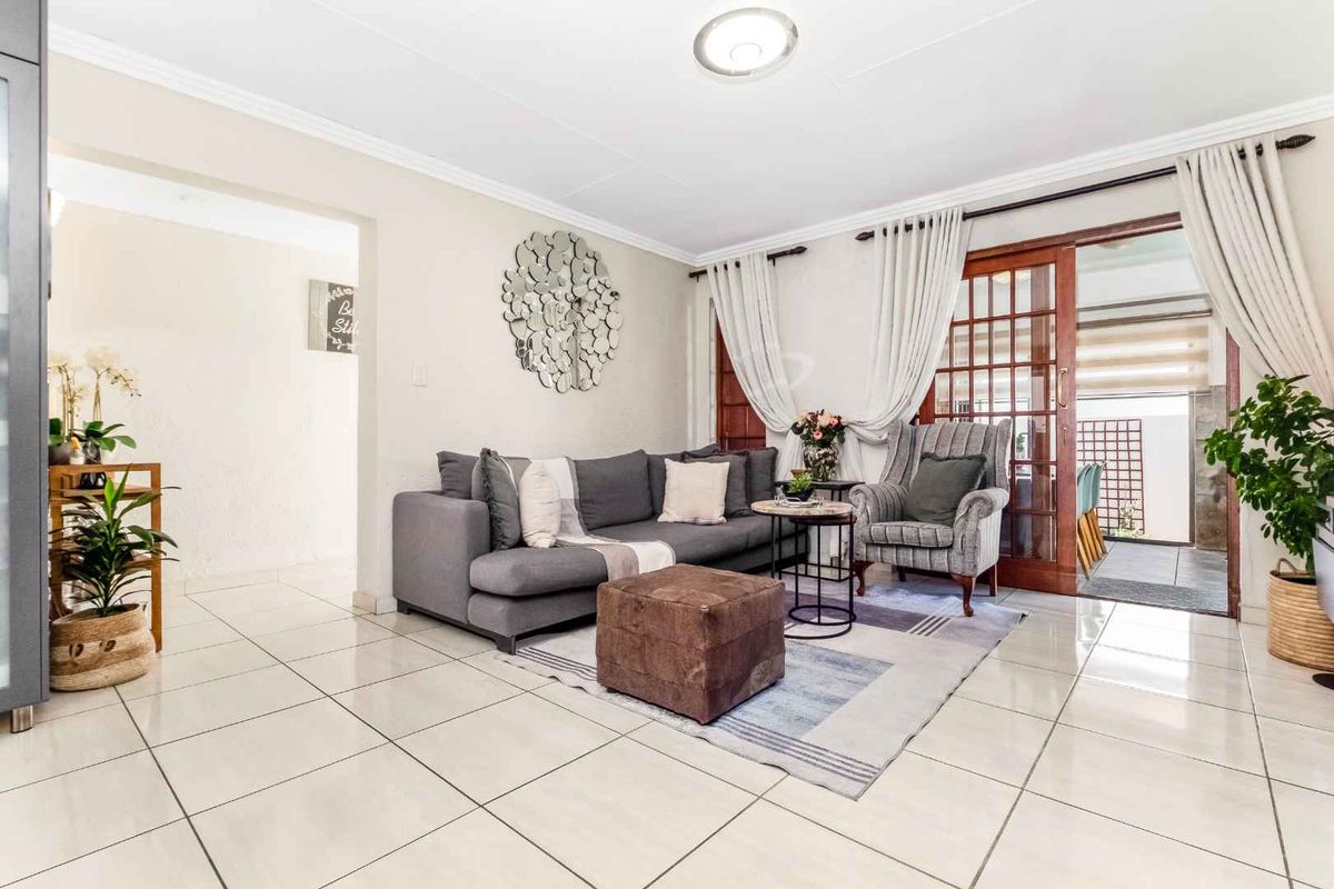 STUNNING LIGHT AND BRIGHT SIMPLEX - IN SOUGHT AFTER FLEETWOOD ESTATE - Photo 5