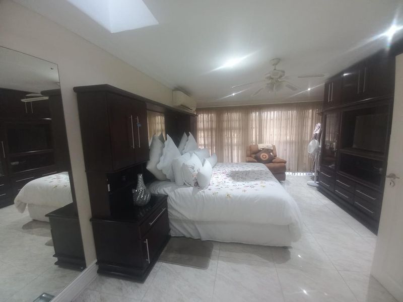 SPASCIOUS DUPLEX - Photo 8