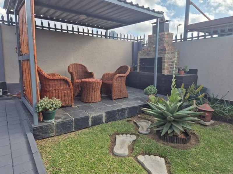 Clayville - R 1 180 000 Lovely Family Home - Photo 6