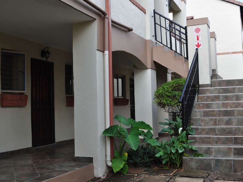 UPMARKET APARTMENT FOR SALE IN SECURITY COMPLEX IN FAERIE GLEN - Photo 3