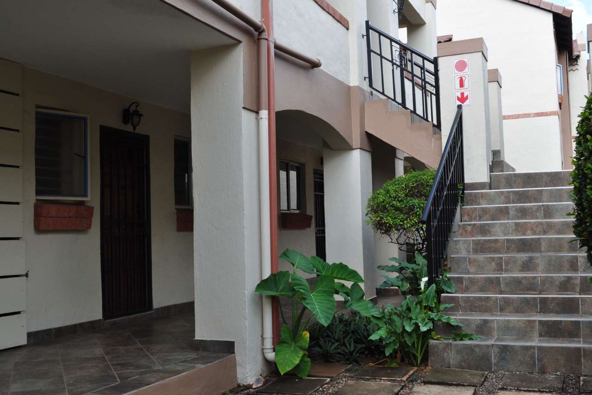 UPMARKET APARTMENT FOR SALE IN SECURITY COMPLEX IN FAERIE GLEN - Photo 3