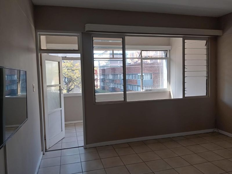 BACHELOR FLAT TO RENT IN SUNNYSIDE - Photo 6