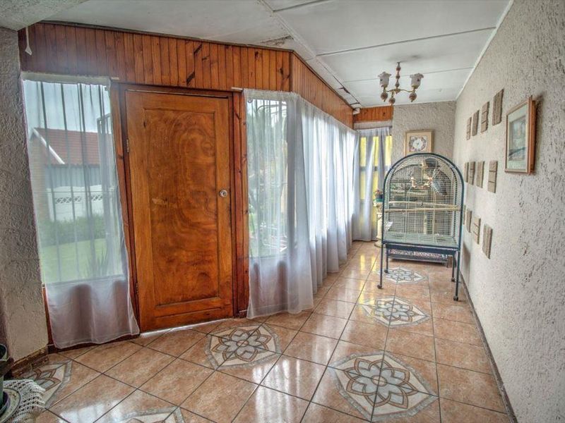 Large family home in an enclose area - Photo 4