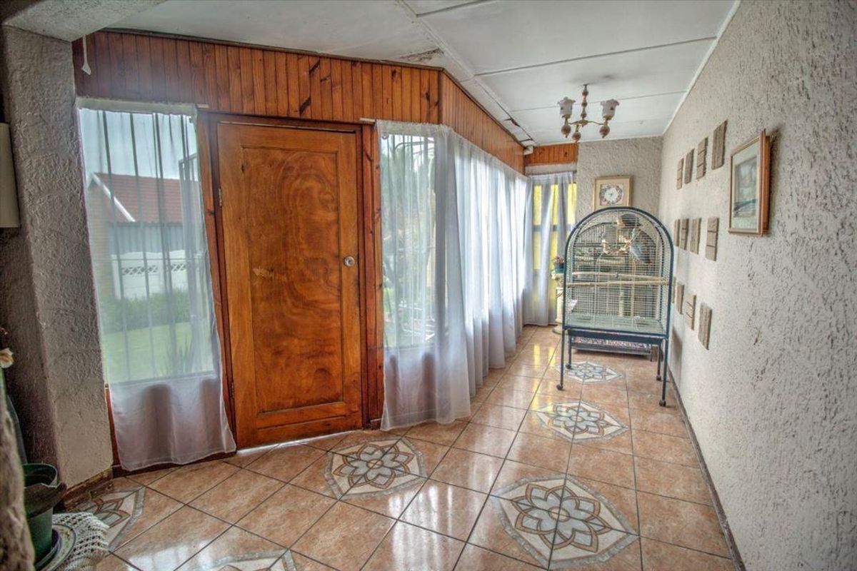 Large family home in an enclose area - Photo 4