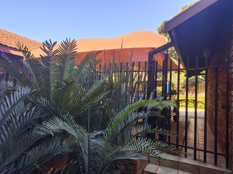 3 BEDROOM TOWNHOUSE IN SILVERTON - Photo 5