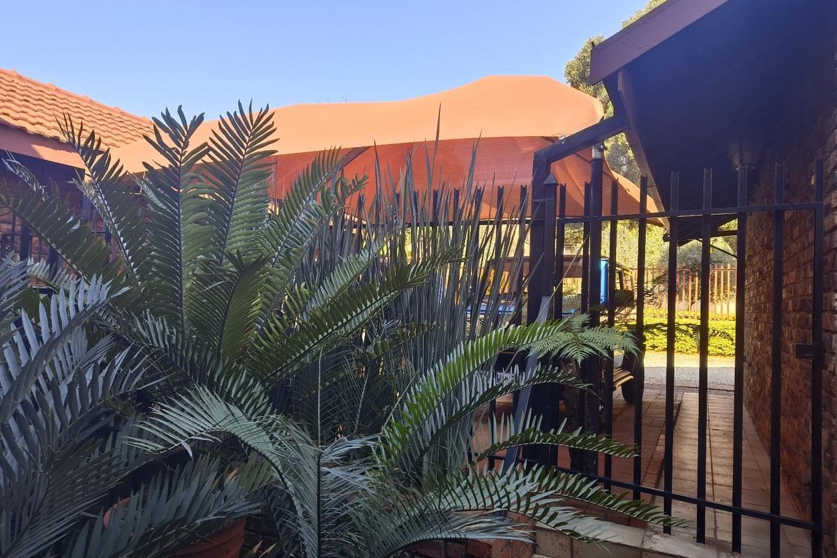 3 BEDROOM TOWNHOUSE IN SILVERTON - Photo 5