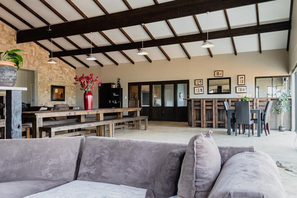 Beautiful spacious residence with amazing views - Photo 3