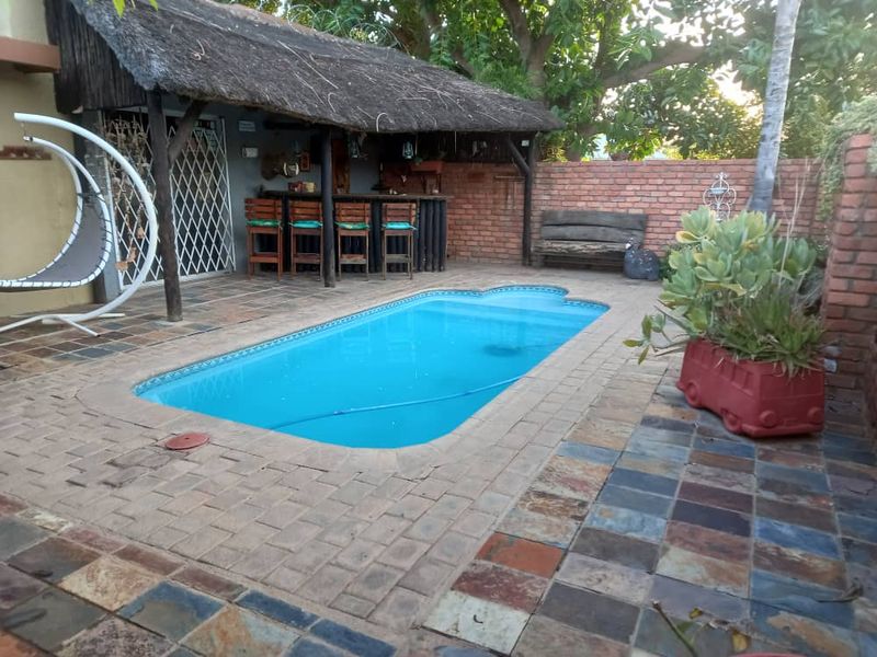 Single storey family home on spacious erf with separate flat - Photo 4