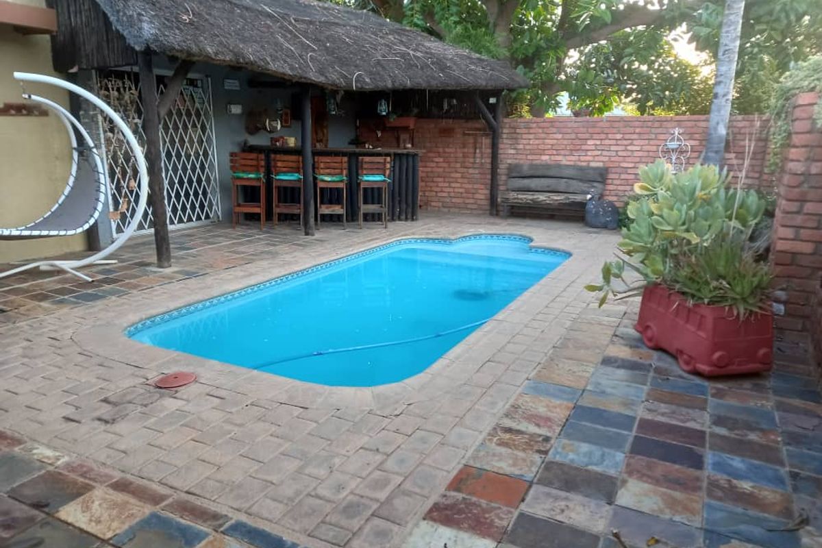 Single storey family home on spacious erf with separate flat - Photo 4