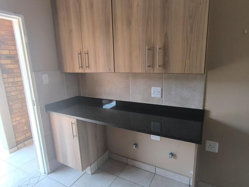 Fantastic Modern Contemporary Newly Built Complex – Lock-Up-and-Go Living - Photo 9