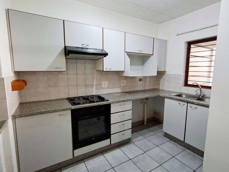 Spacious 3 bedroom, 2 bathroom, ground floor apartment available for sale in Bryanston - Photo 2