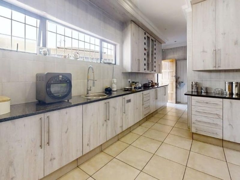 3 Bedroom House in Cinderella - Photo 10