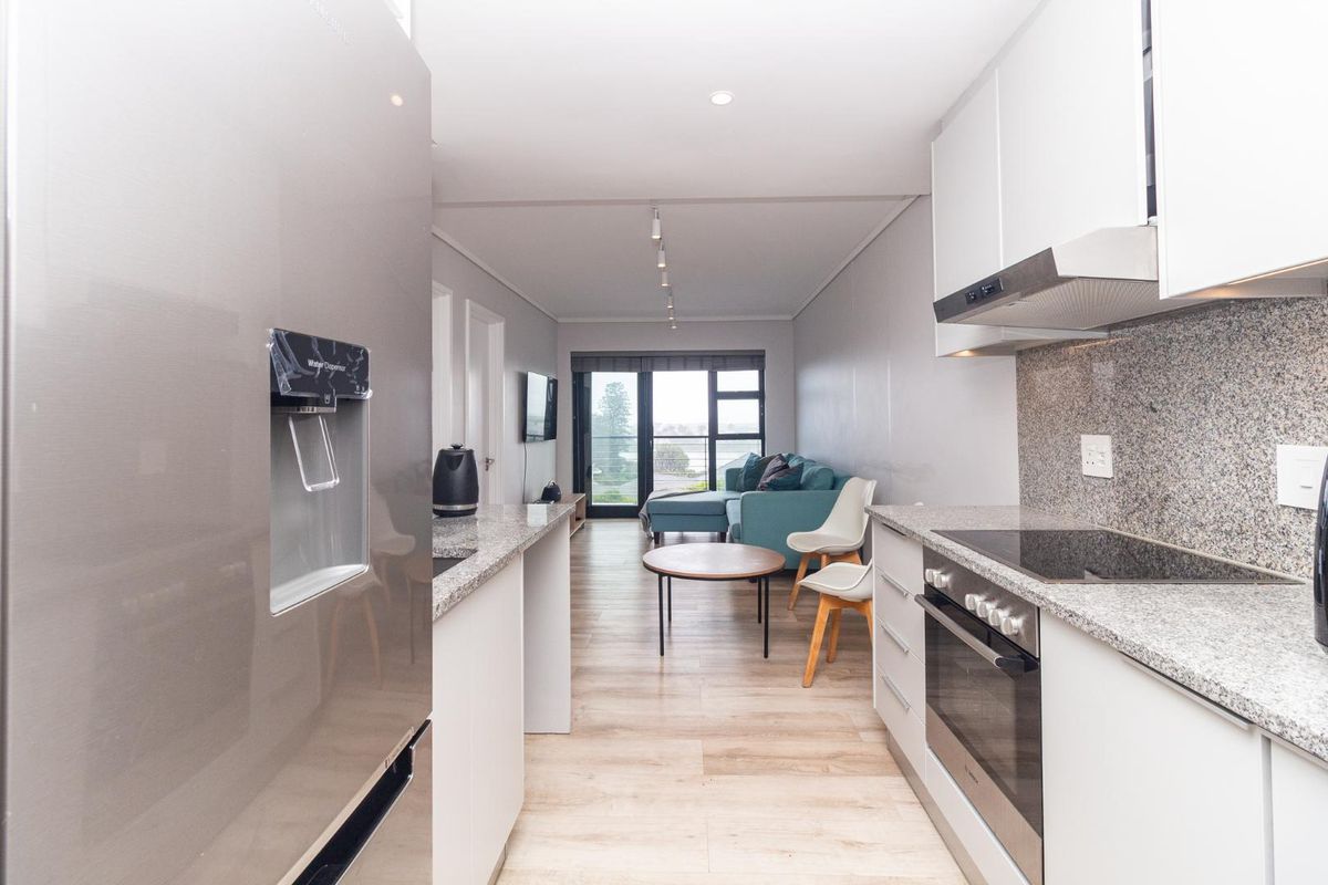 Two Bedroom Apartment With Lovely Views - Photo 2