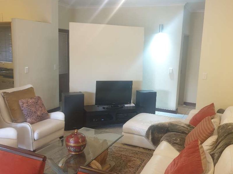 Charming 2-Bedroom Family Home in Secure Beverley Complex - Photo 3