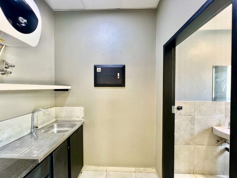 Versatile 71m2 Commercial Unit in Heart of Halfway House! - Photo 6