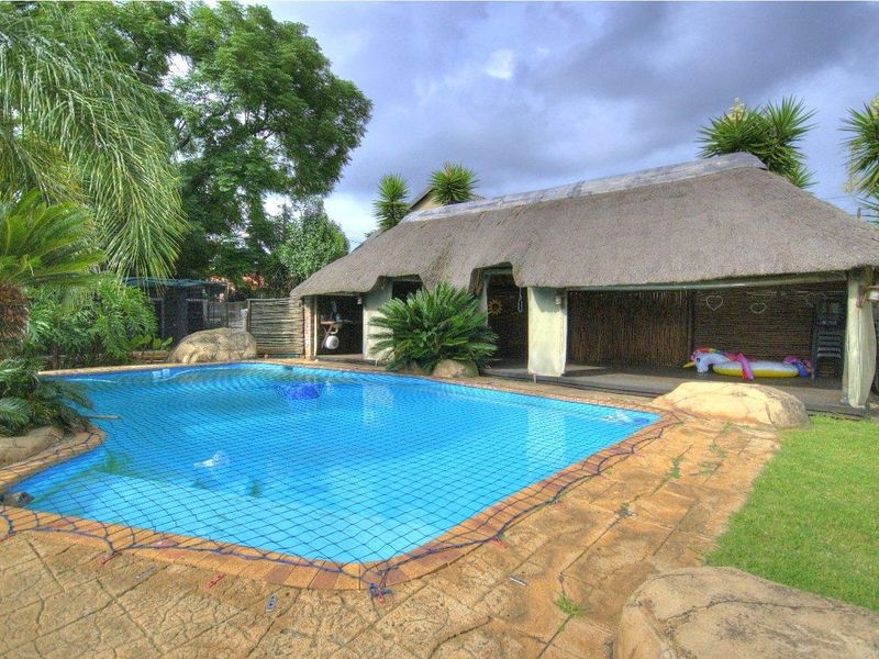 Massive Family home plus Flatlet! - Photo 2