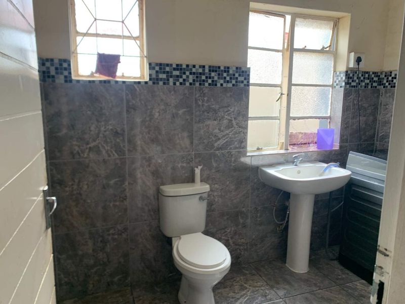 For Sale: Spacious 5-Bedroom House in Quiet Rosettenville Street - Photo 9