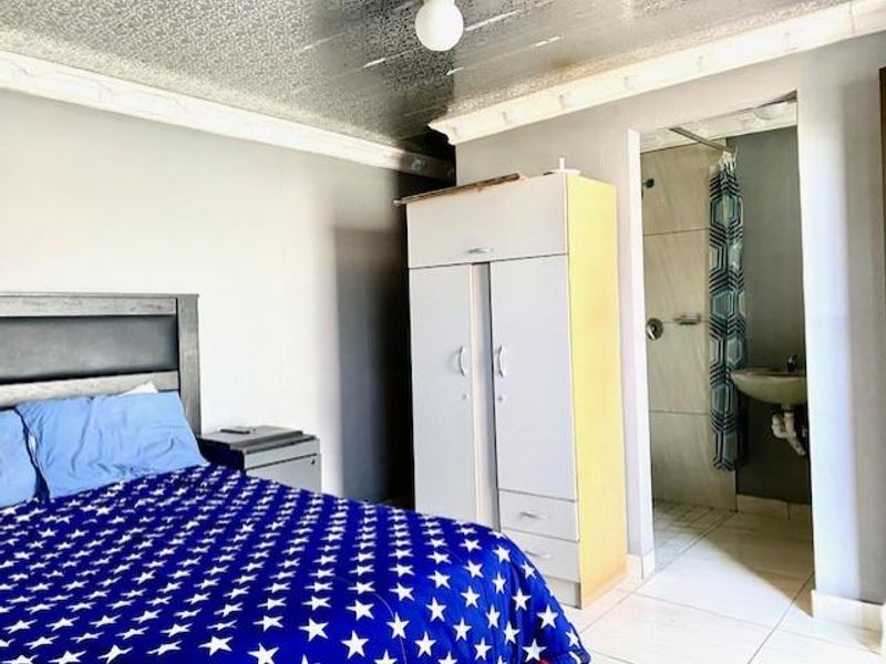 3 Bedroom Home with 2 Flatlets in Philippi East - Photo 5