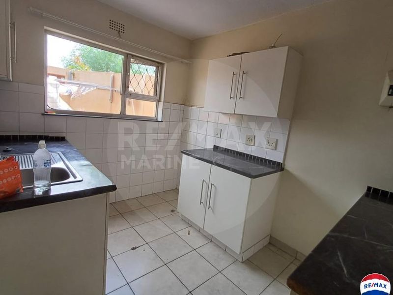 Spacious 3-Bedroom Apartment with Carport – No Pets Allowed - Photo 2