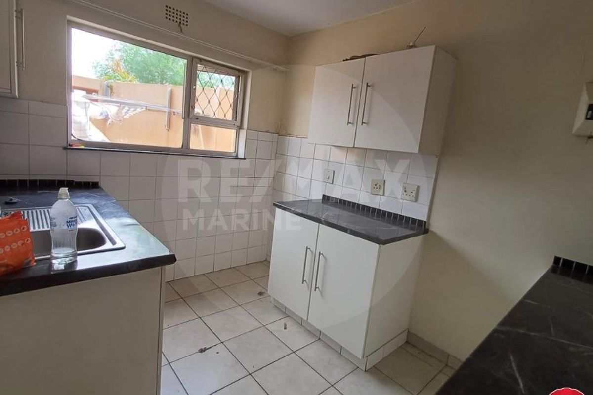 Spacious 3-Bedroom Apartment with Carport – No Pets Allowed - Photo 2