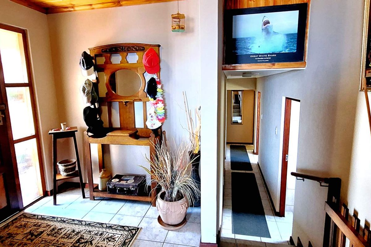 Dana Bay Gem: 3-Bed House with Flat & Ocean Views! - Photo 4