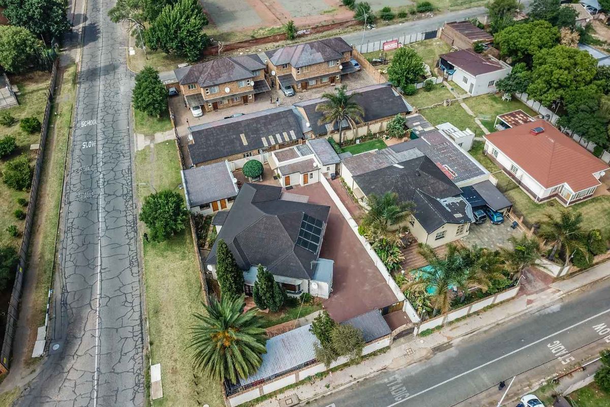 One of a kind - 8 home compound with 34 private rooms and multiple dwellings for sale in The Hill, Johannesburg South - Photo 4