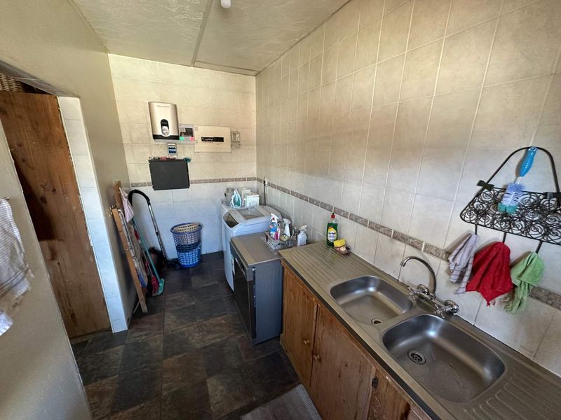 Charming 4 bedroom home with income-generating flat in Glencoe - Photo 6