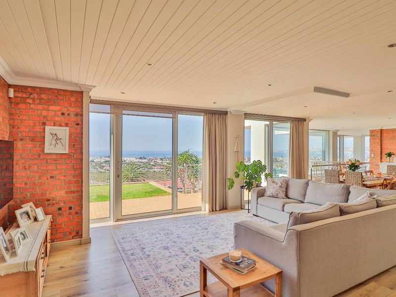 Experience luxurious coastal living with panoramic ocean views - Photo 8