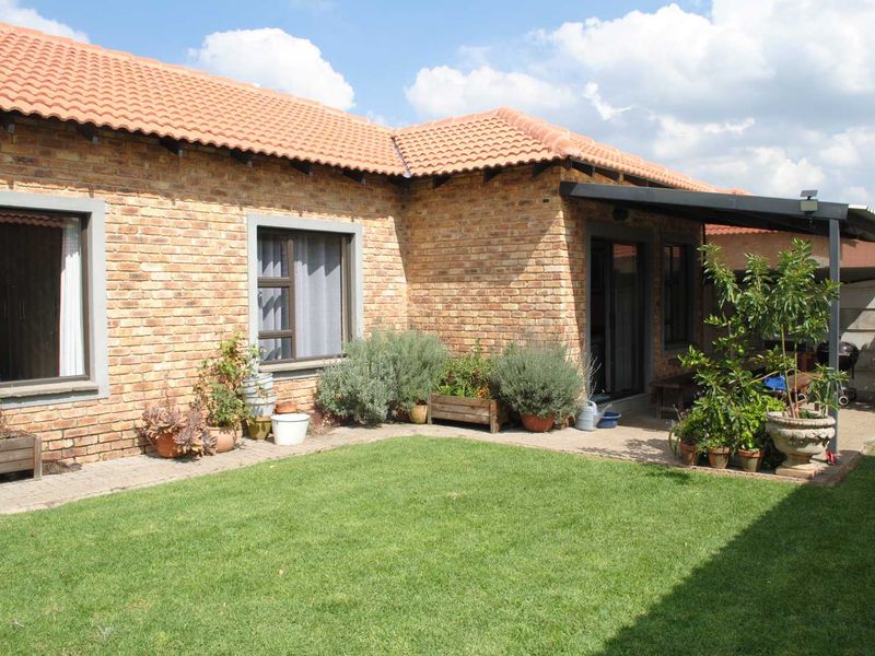 Feast your eyes on this spaciouys modern lovely 3 Bedroom Facebrick Townhouse - Photo 2