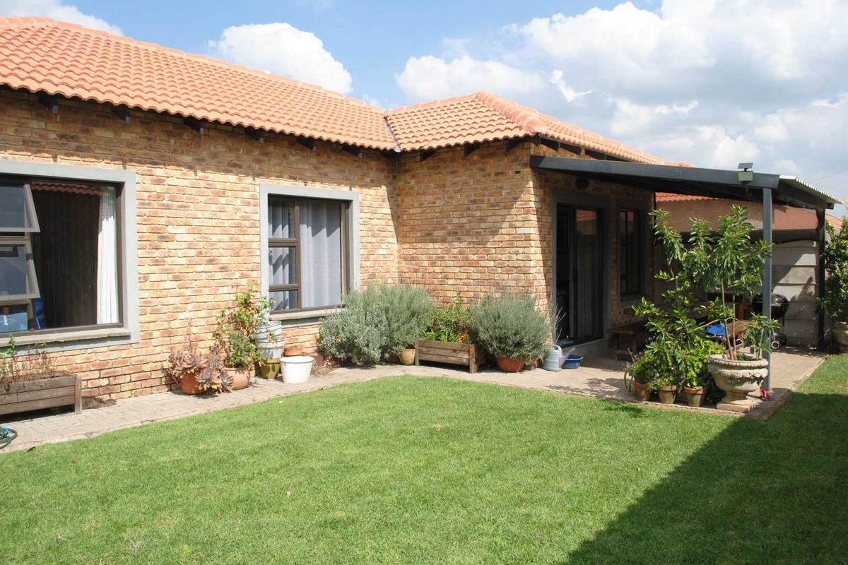 Feast your eyes on this spaciouys modern lovely 3 Bedroom Facebrick Townhouse - Photo 2