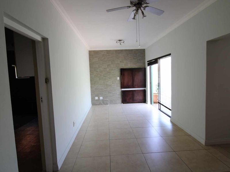 Partially double storey home in good neighbourhood. - Photo 6