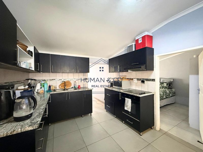 Modern 4 Bedroom Home in Narraville - Photo 2