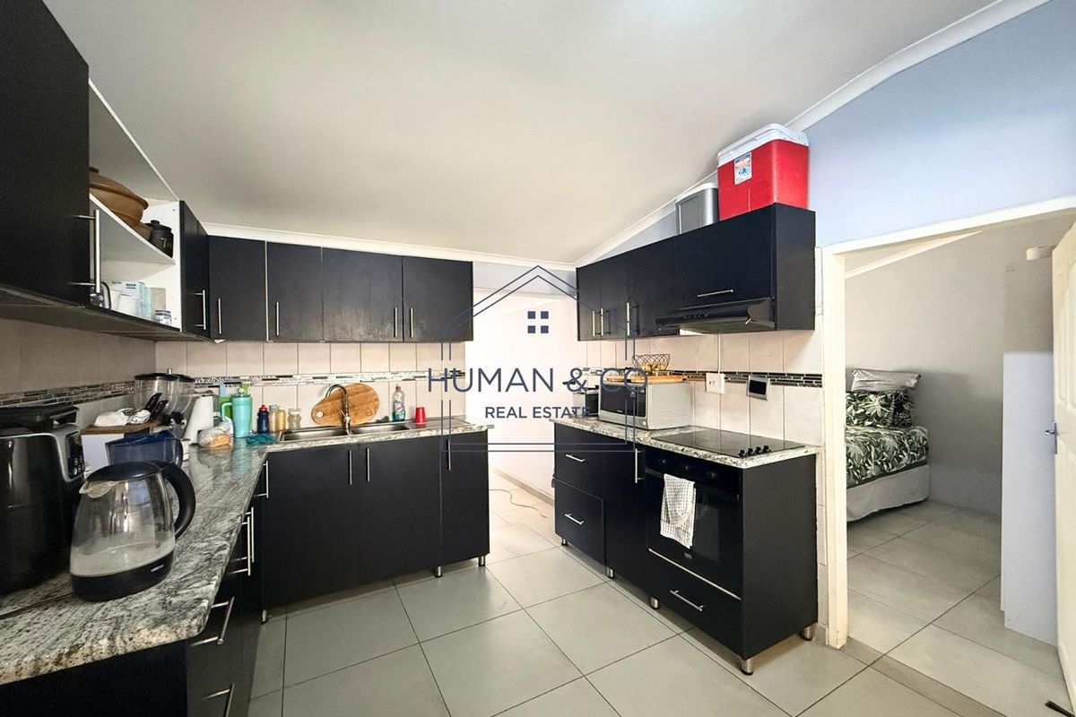 Modern 4 Bedroom Home in Narraville - Photo 2