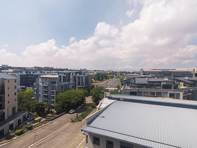 Modern Flat in Very Convenient Location - Photo 2