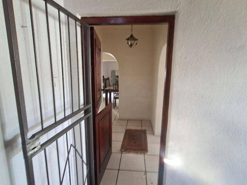 Spacious 3 Bedroom Family Home with Braai Room & Big Yard” - Photo 7