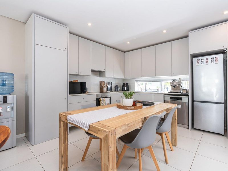 Stylish 3 Bed | 2.5 Bath | Garage + Covered Parking | in secure Somerset Lakes - Photo 3