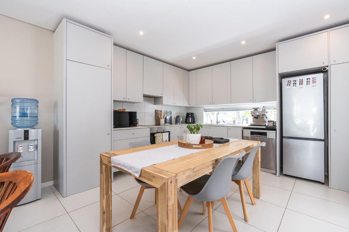 Stylish 3 Bed | 2.5 Bath | Garage + Covered Parking | in secure Somerset Lakes - Photo 3